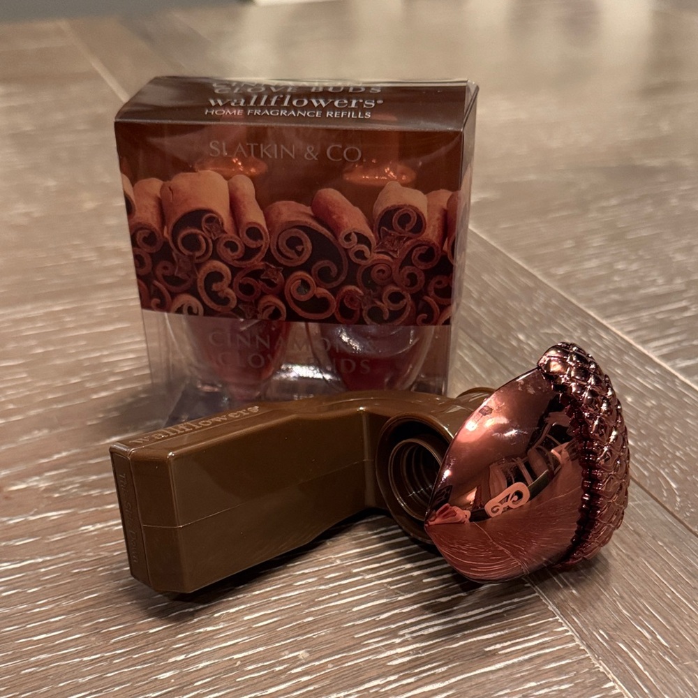 Bath & body works Acorn Nut Plug In Diffuser plus cinnamon clove fragrance bulbs